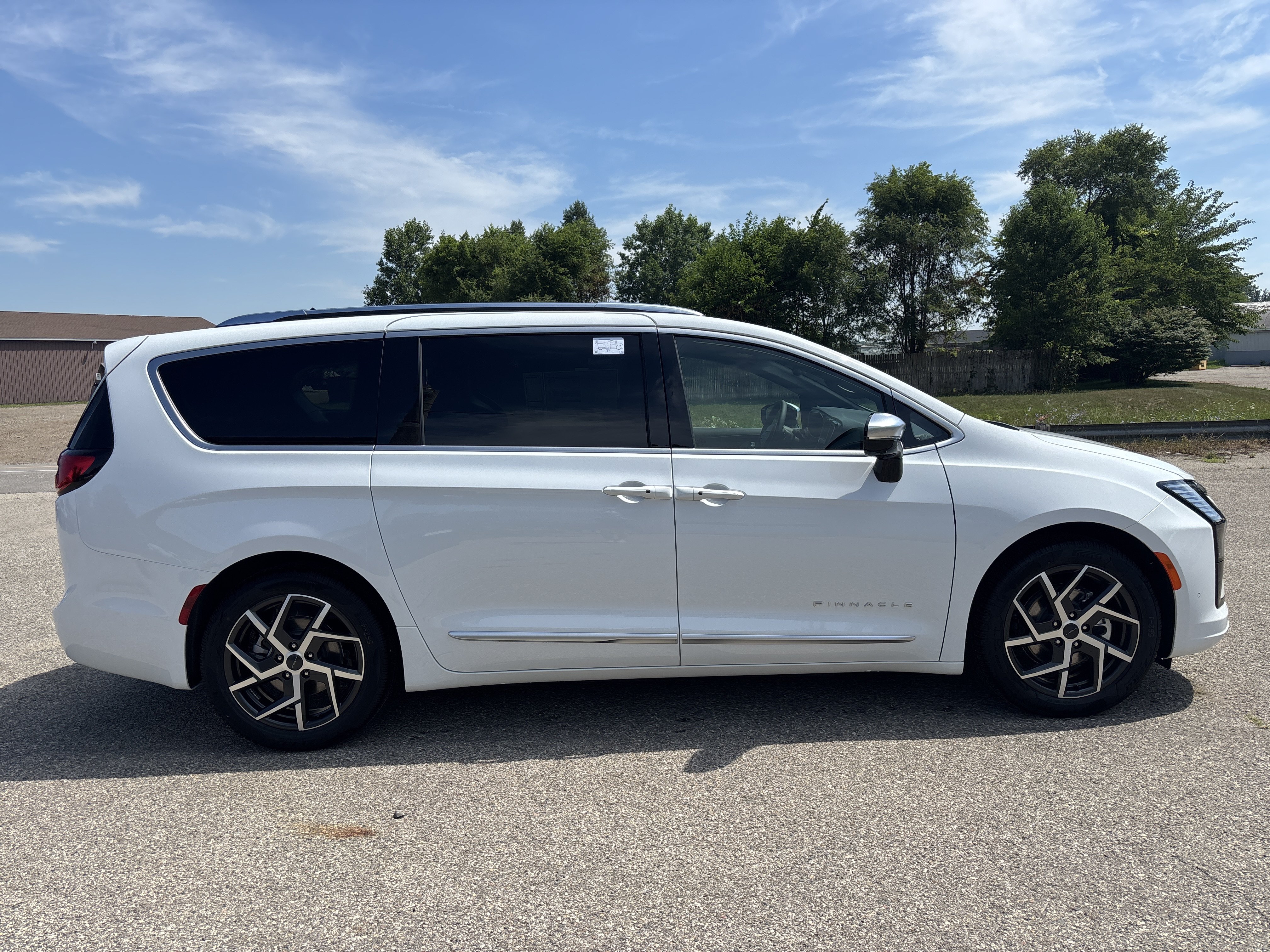 New 2027 Chrysler Pacifica Pinnacle FWD image 2