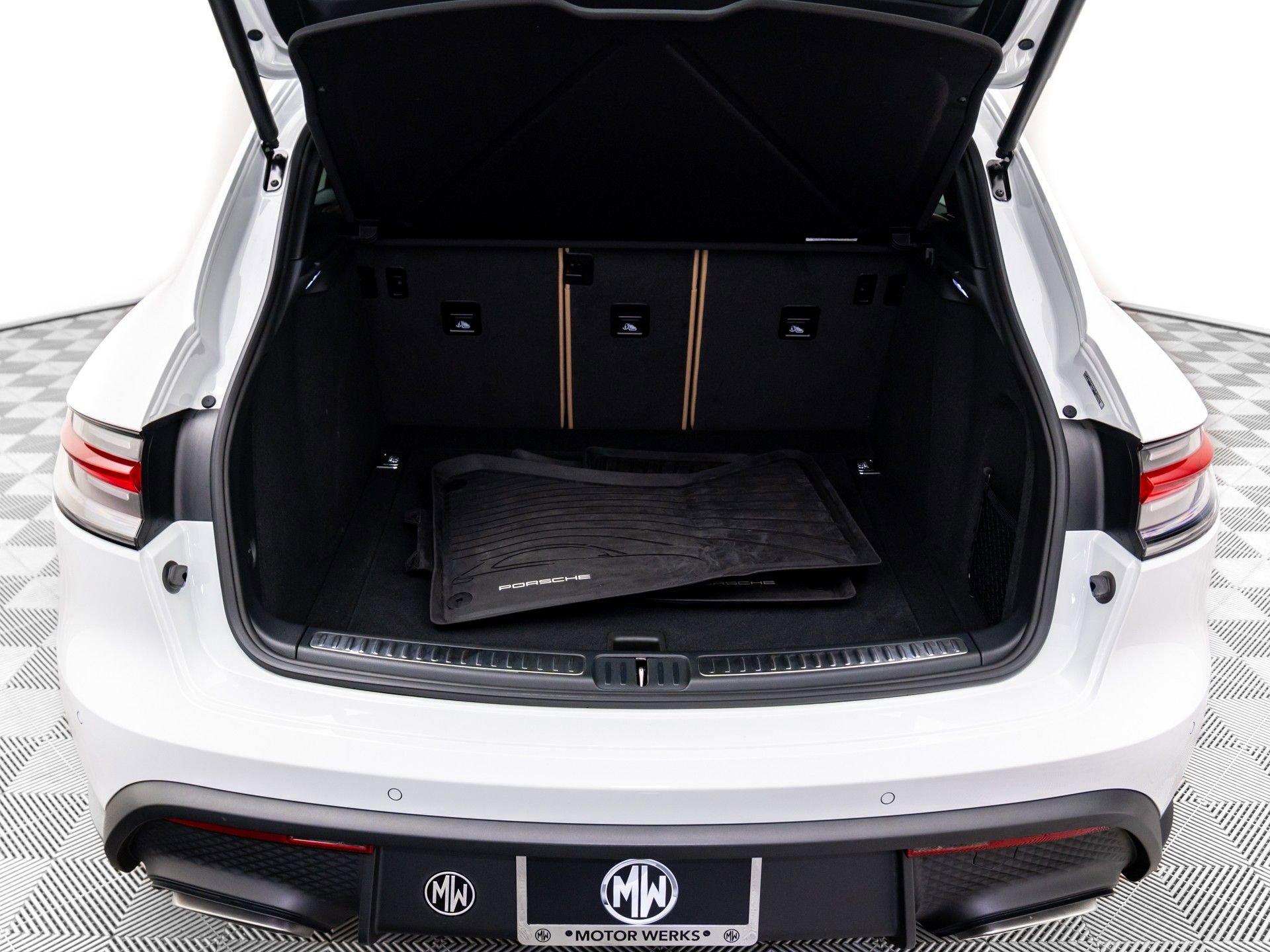 Certified 2025 Porsche Macan image 30