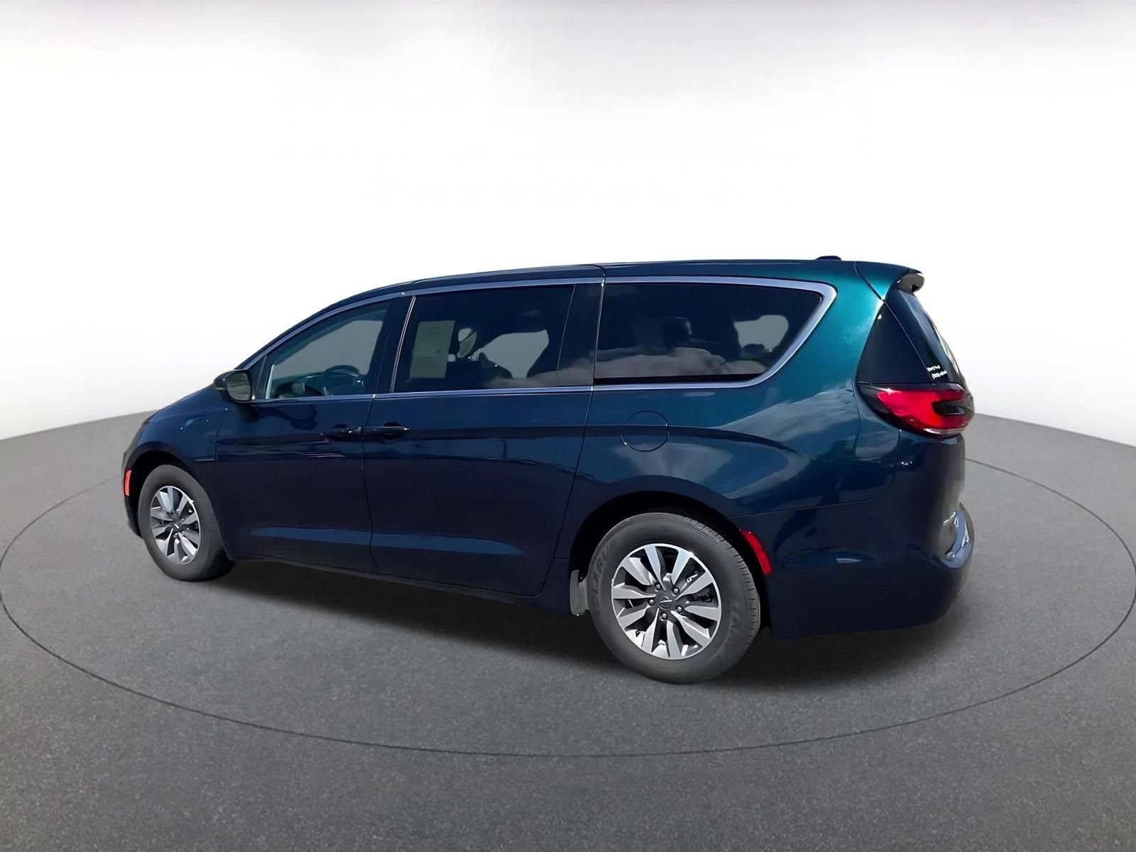 Used 2023 Chrysler Pacifica Touring-L FWD image 10