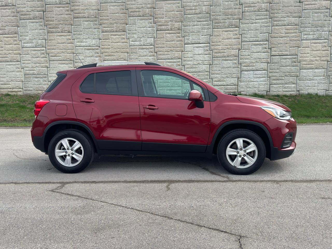 Used 2021 Chevrolet Trax LT w/ Premium Seat Package image 2