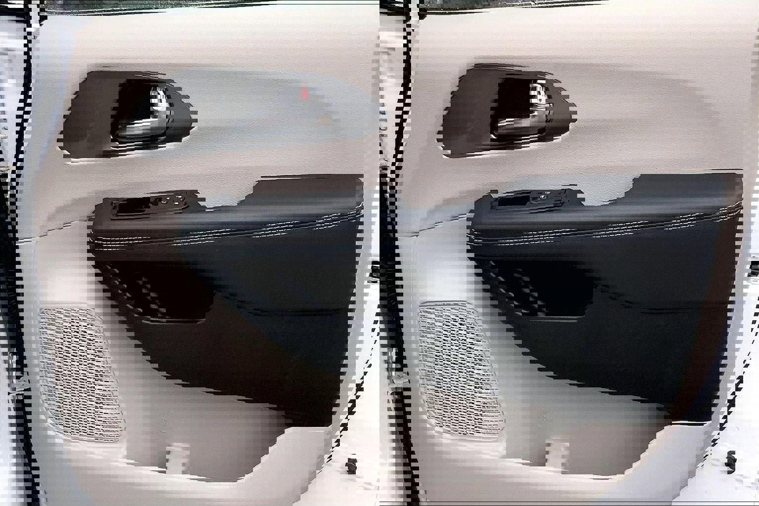 Used 2024 Chrysler Pacifica Select image 26