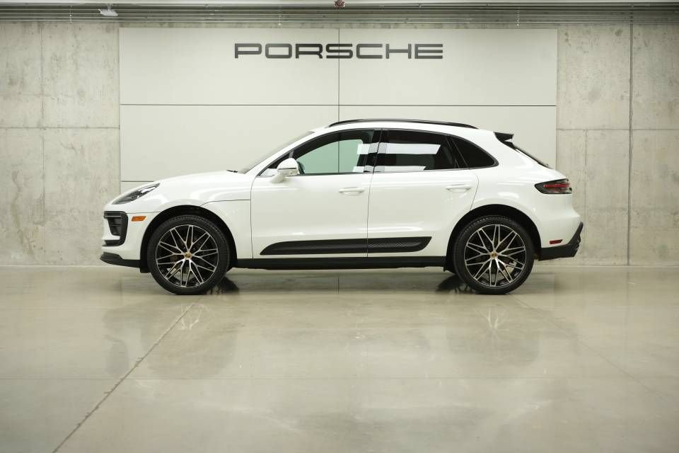 Certified 2026 Porsche Macan AWD/4WD image 2
