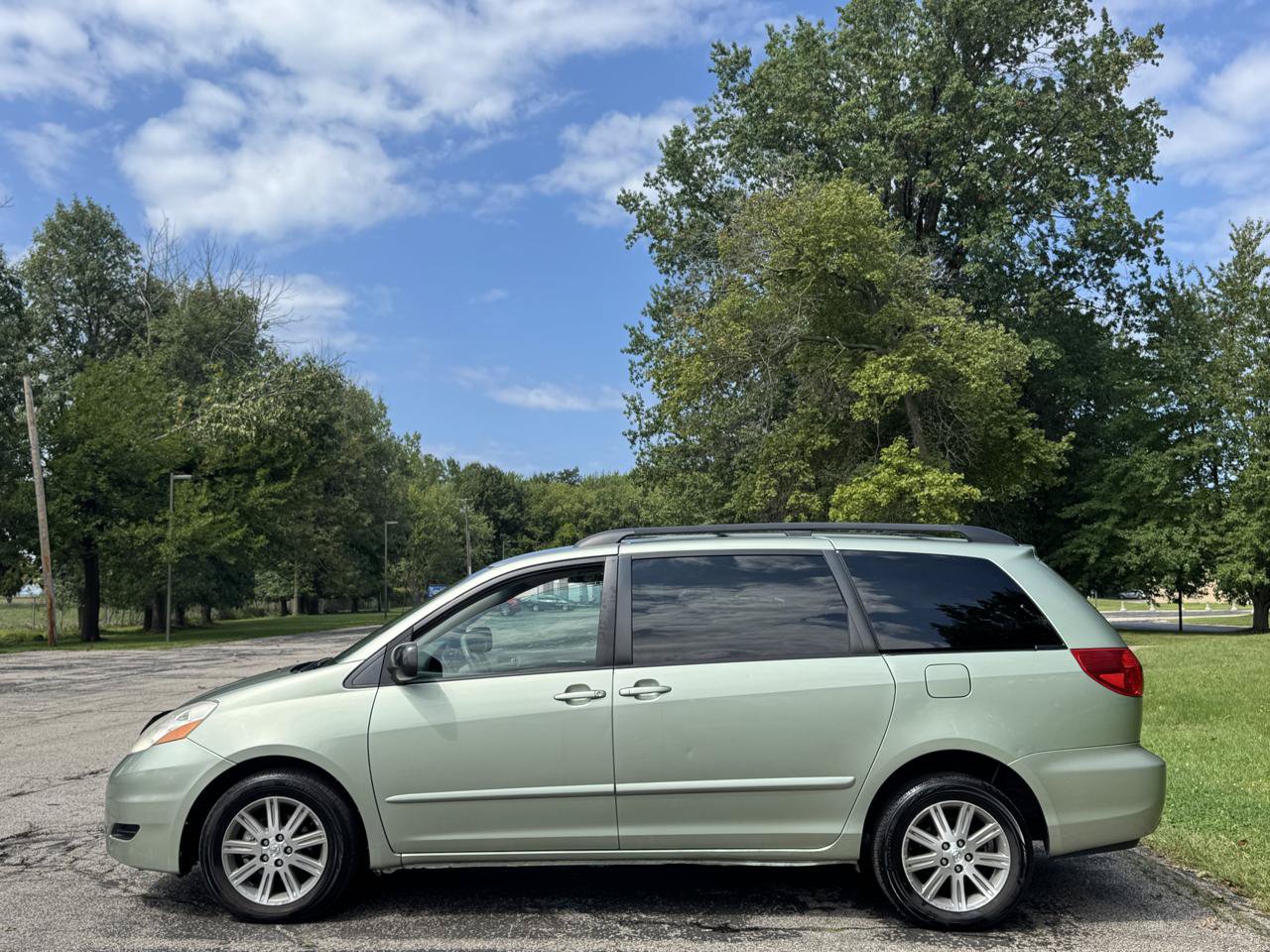 Used 2009 Toyota Sienna LE FWD image 10
