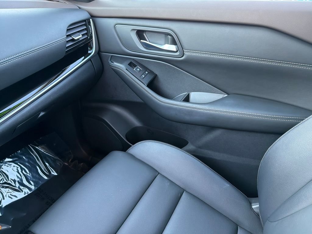 Used 2023 Nissan Rogue SL w/ SL Premium Package image 32