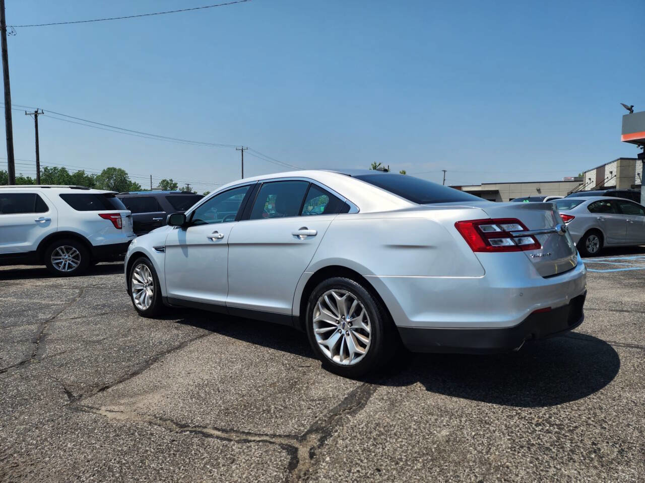 Used 2019 Ford Taurus Limited image 4