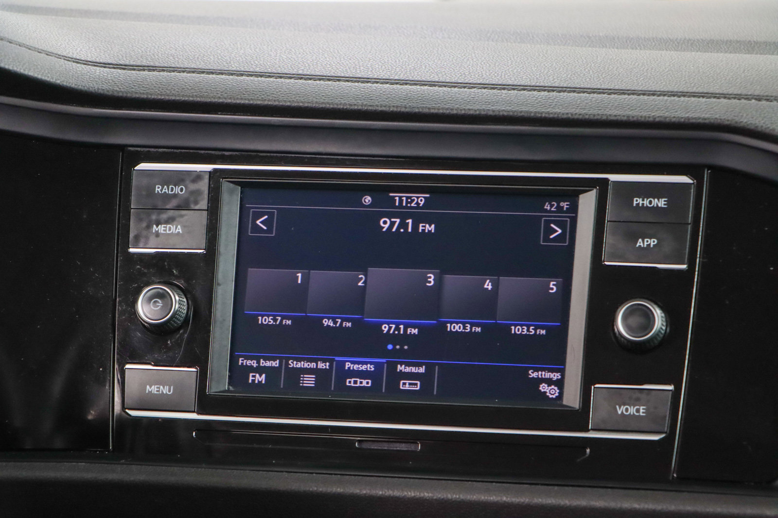 Used 2024 Volkswagen Jetta SE image 19