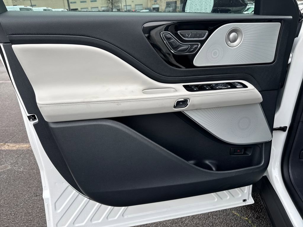Certified 2025 Lincoln Aviator Reserve w/ Luxury Package image 13