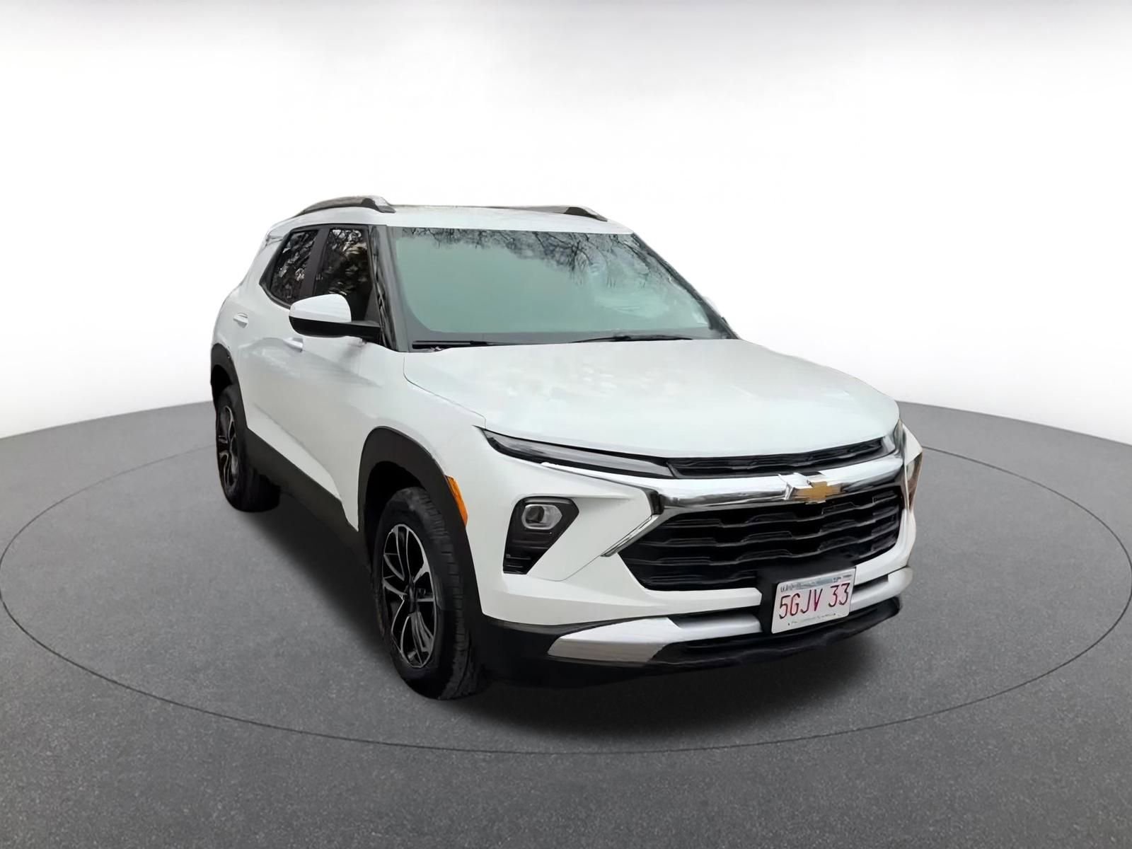 Used 2025 Chevrolet TrailBlazer LT w/ Driver Confidence Package image 3