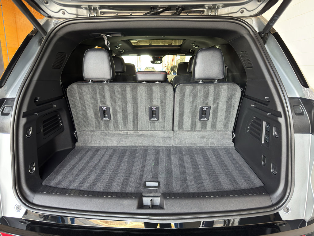 Used 2025 Chevrolet Traverse RS image 24