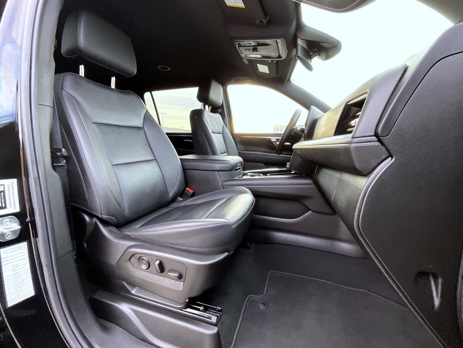 Used 2025 Chevrolet Suburban Z71 image 15