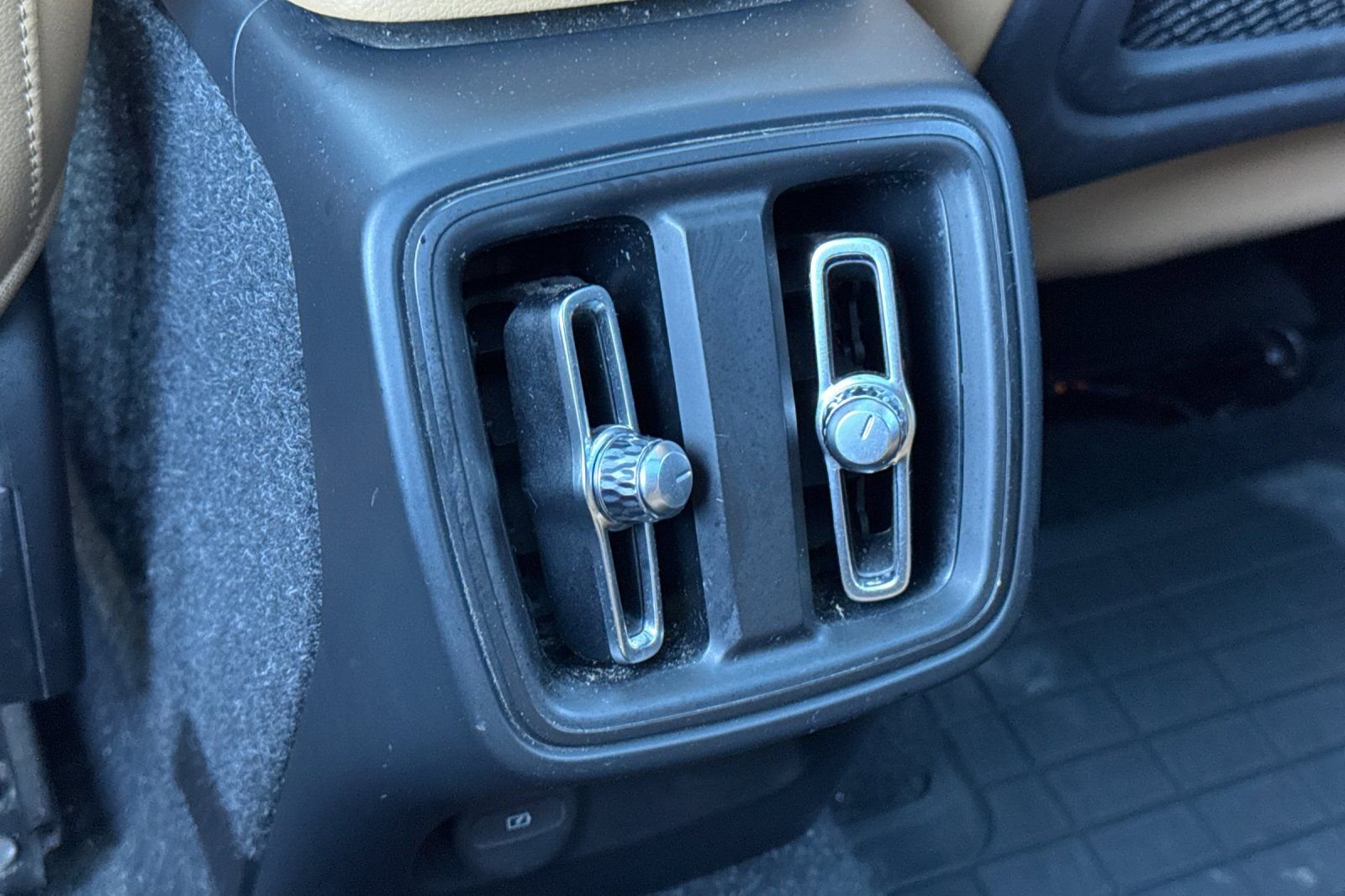 Used 2019 Volvo XC40 T5 Momentum image 15