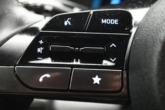 Used 2025 Hyundai Elantra Sport FWD image 17