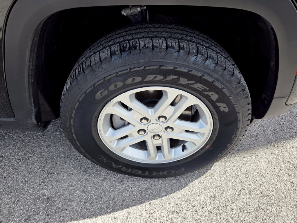 Used 2025 Jeep Grand Cherokee Laredo RWD image 17