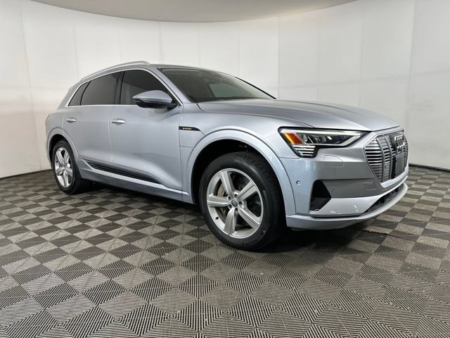 Used 2019 Audi e-tron Prestige w/ Prestige Package image 2