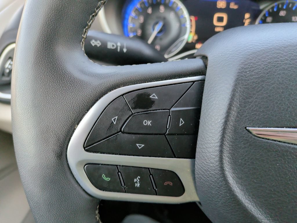 Used 2023 Chrysler Pacifica Touring-L FWD image 25