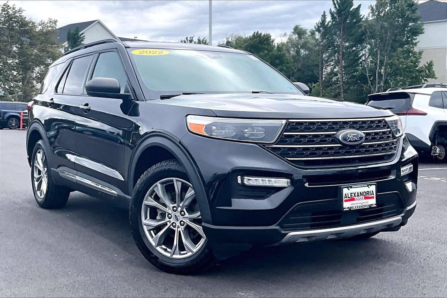 Used 2022 Ford Explorer XLT w/ Equipment Group 202A AWD/4WD image 2