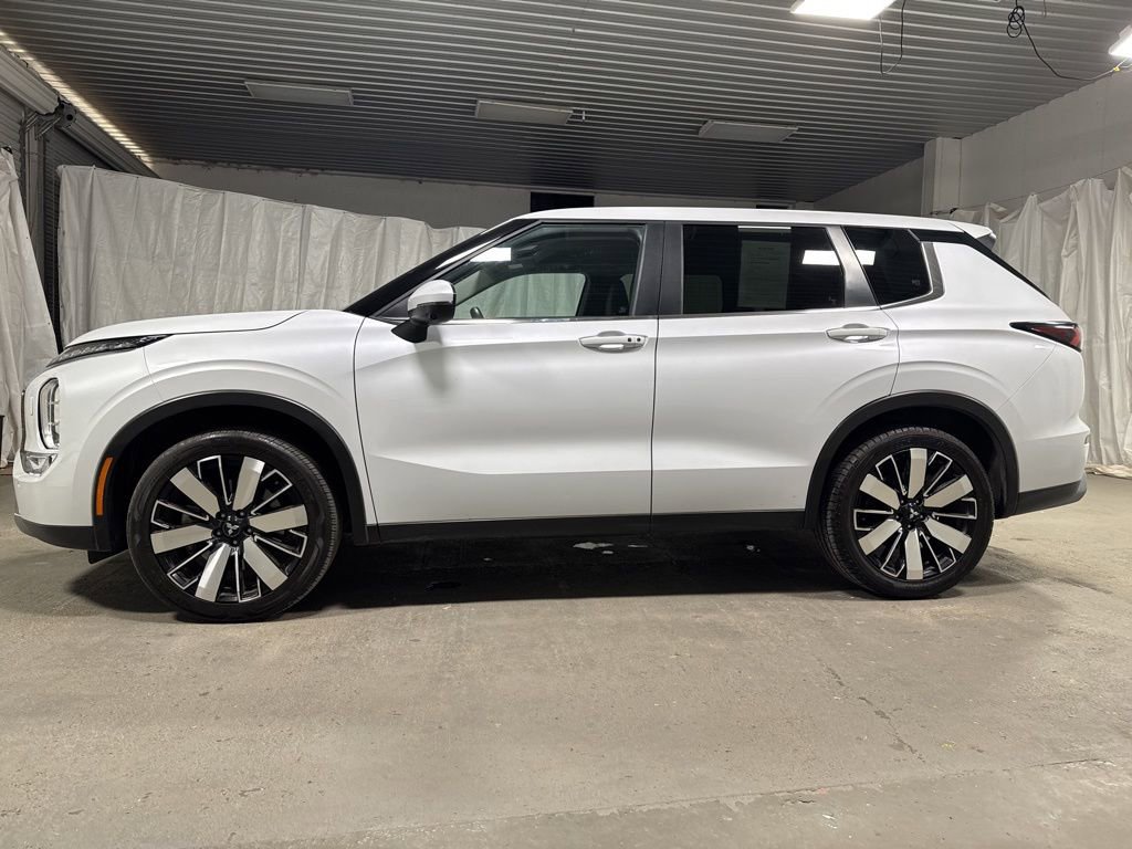 Used 2025 Mitsubishi Outlander SE image 4