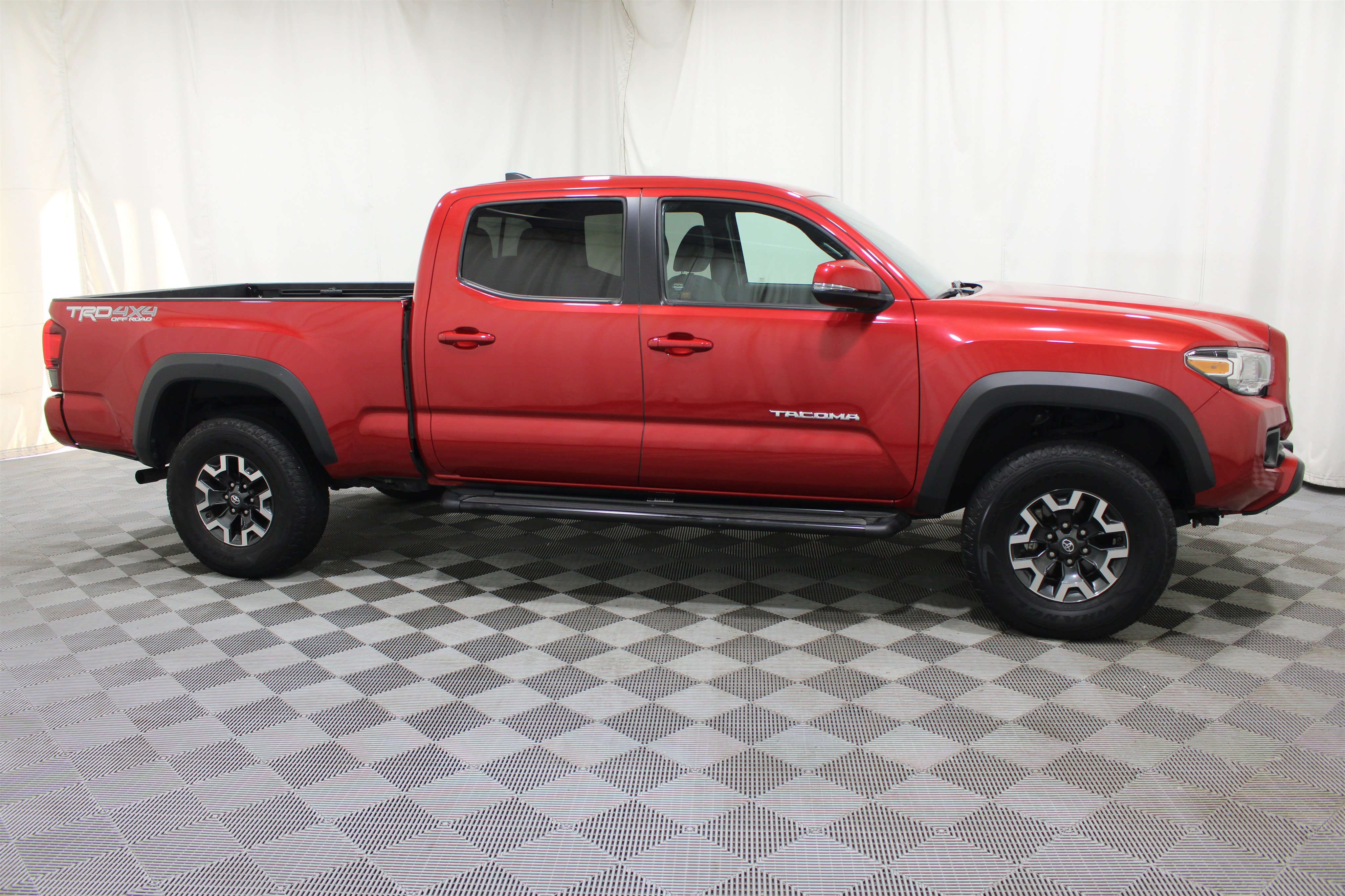 Used 2018 Toyota Tacoma TRD Off-Road w/ Technology Package AWD/4WD image 28