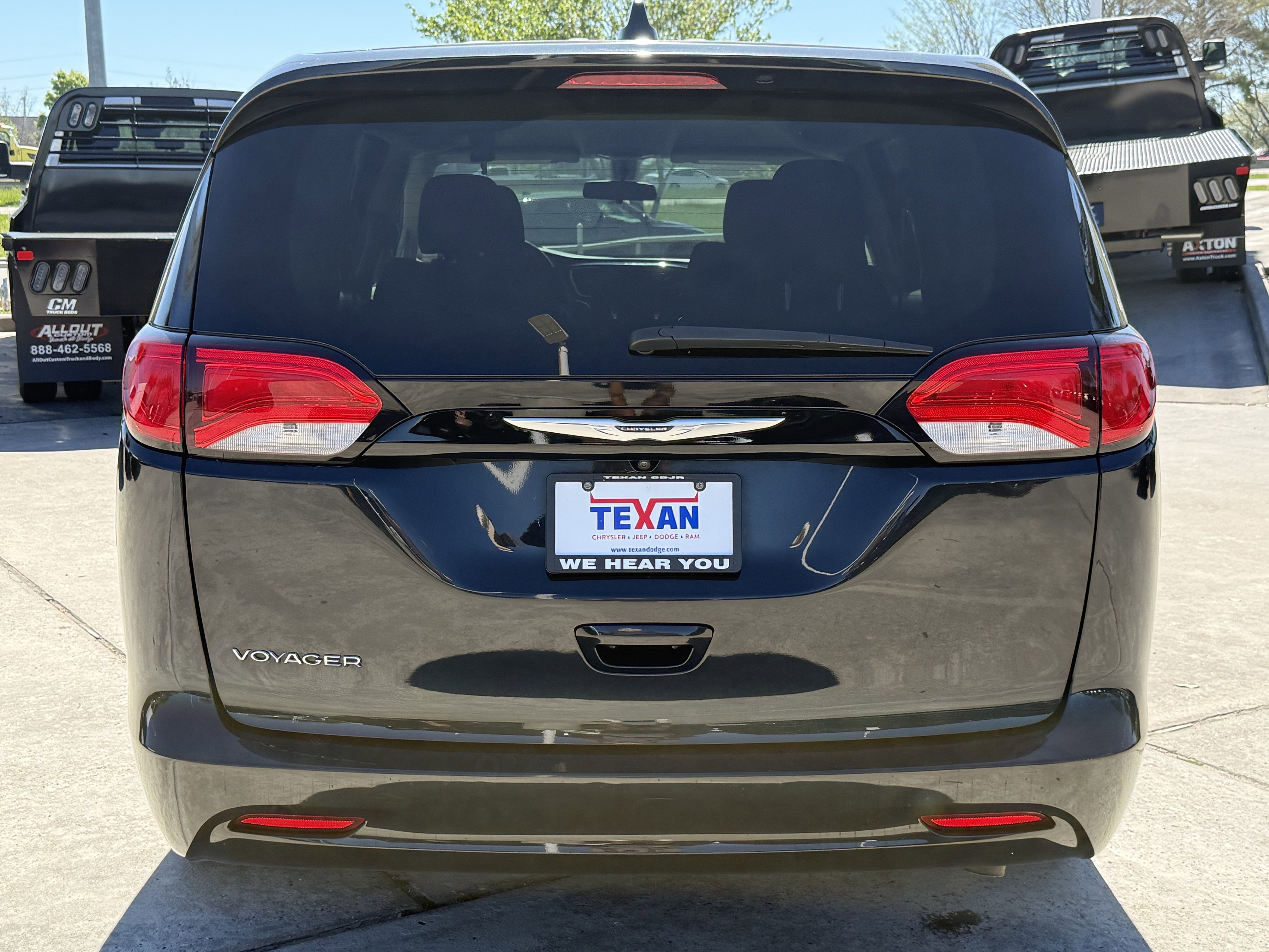 Used 2022 Chrysler Voyager LX image 6