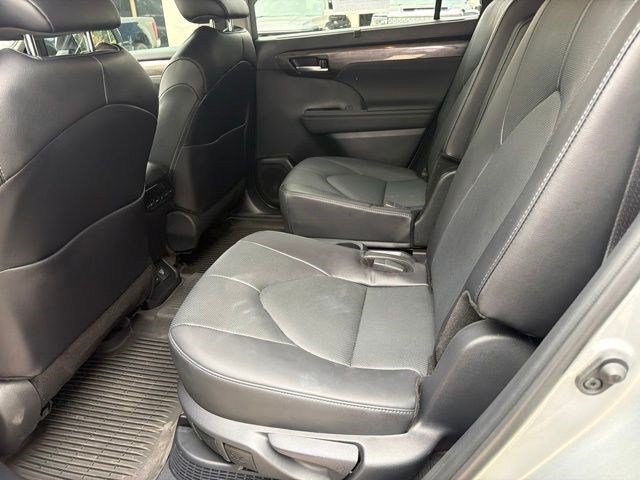 Used 2024 Toyota Highlander Limited AWD/4WD image 18