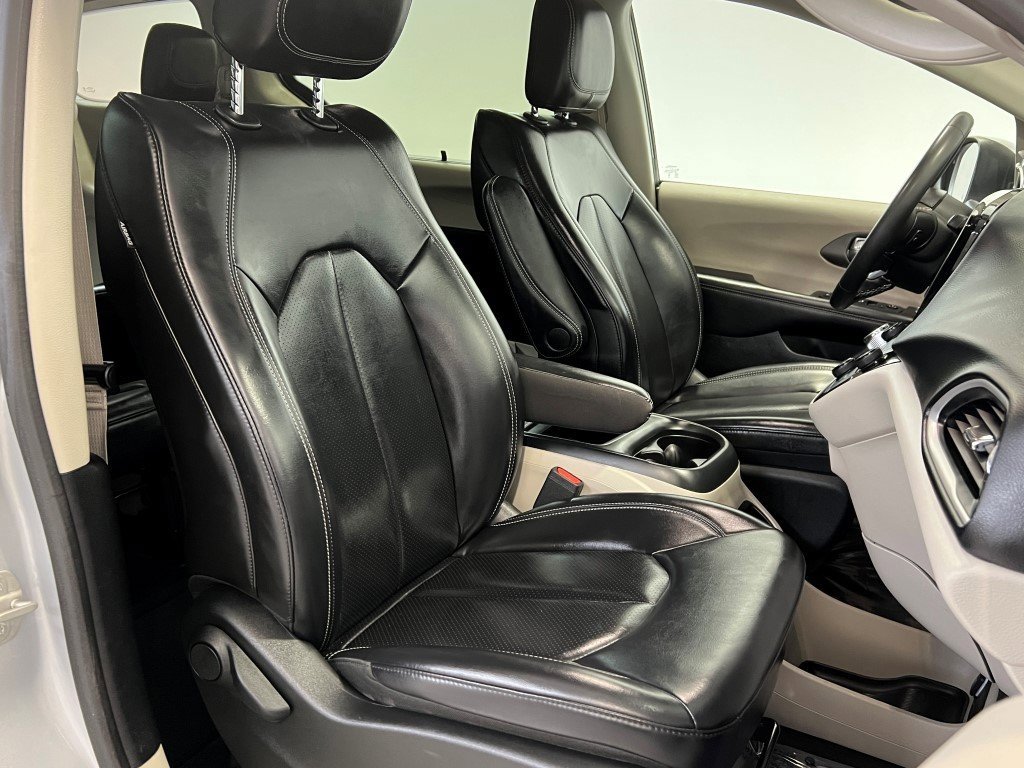 Used 2023 Chrysler Pacifica Touring-L image 14