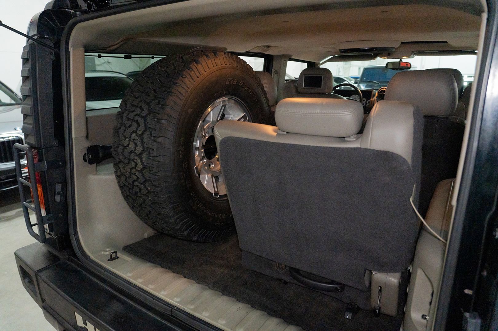 Used 2003 HUMMER H2 w/ Preferred Equipment Group image 34
