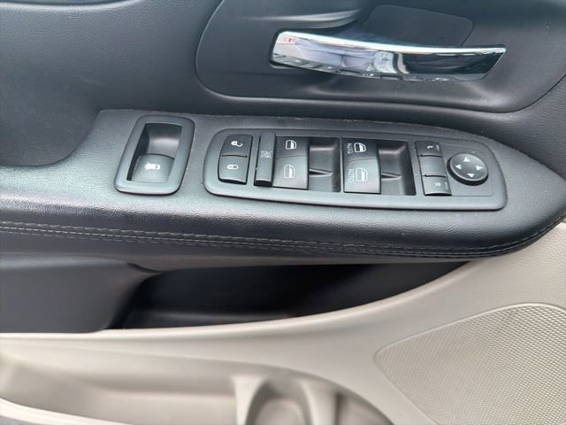Used 2018 Dodge Grand Caravan SE w/ UConnect Hands-Free Group image 14