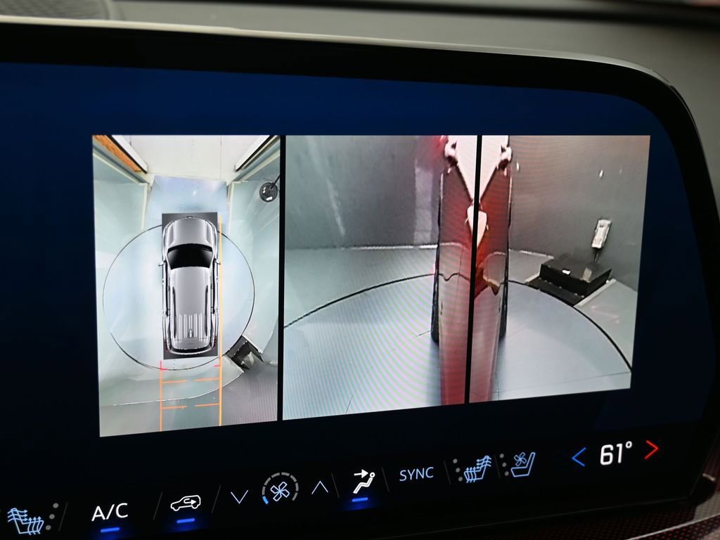 Used 2024 Chevrolet Traverse RS image 30