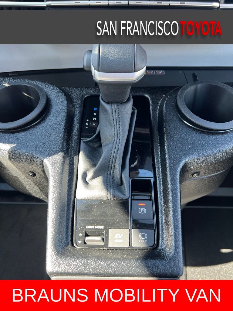 Used 2026 Toyota Sienna XLE FWD image 34