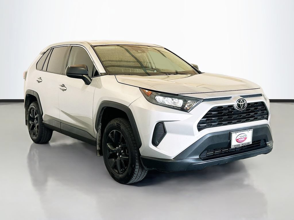 Used 2022 Toyota RAV4 LE FWD image 3