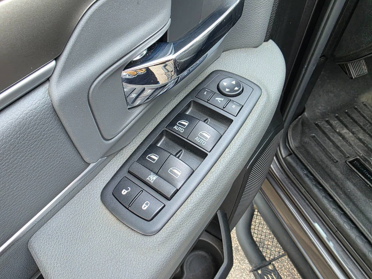 Used 2018 RAM 2500 SLT w/ Luxury Group image 11