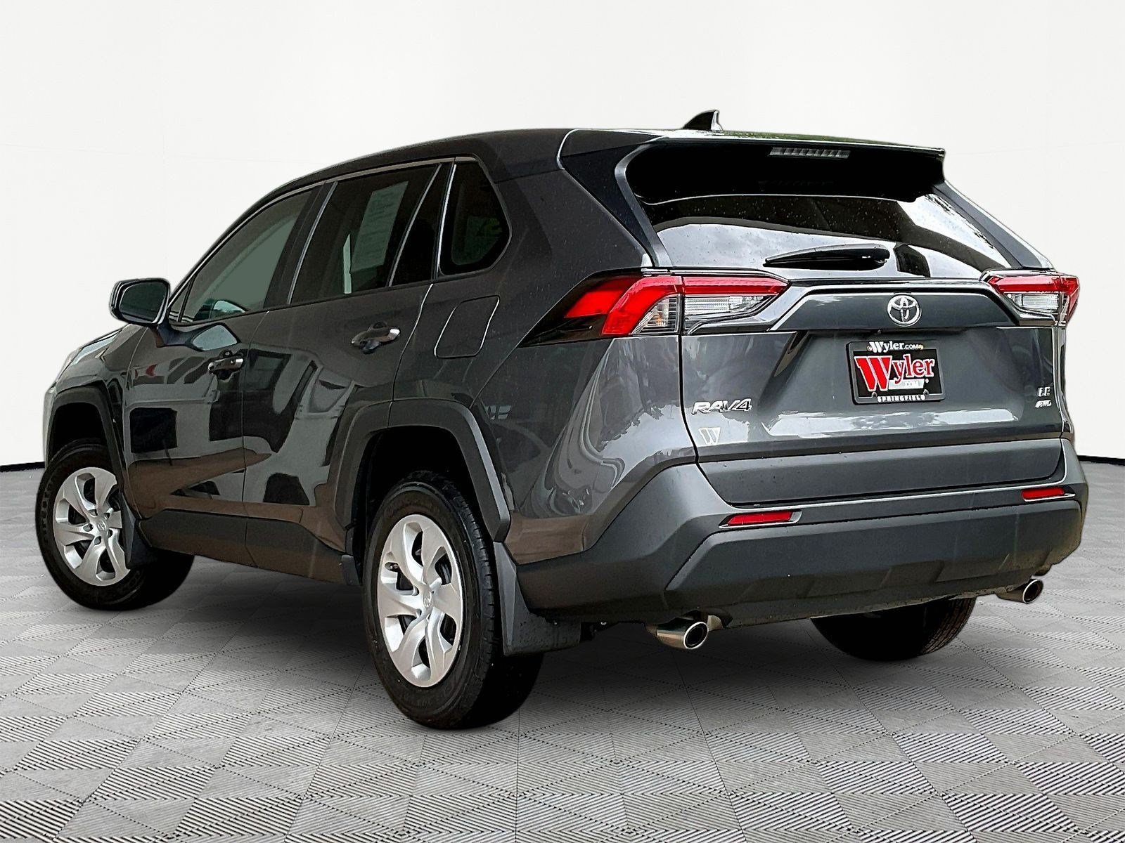 Used 2023 Toyota RAV4 LE AWD/4WD image 4