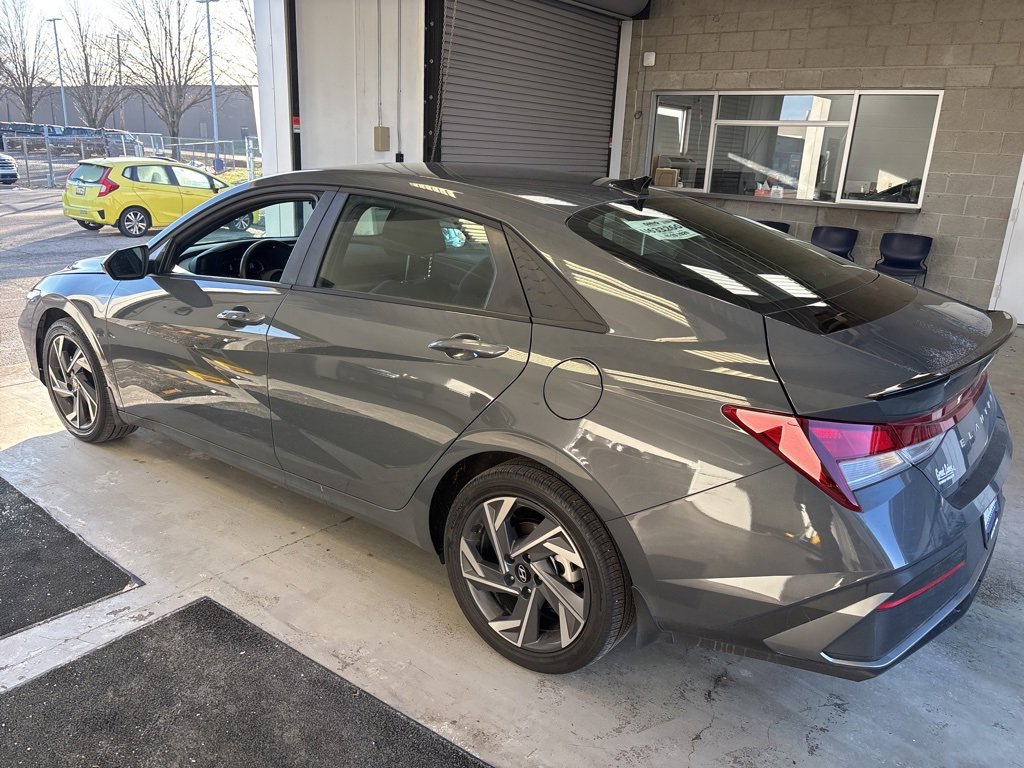 Used 2025 Hyundai Elantra Sport image 3