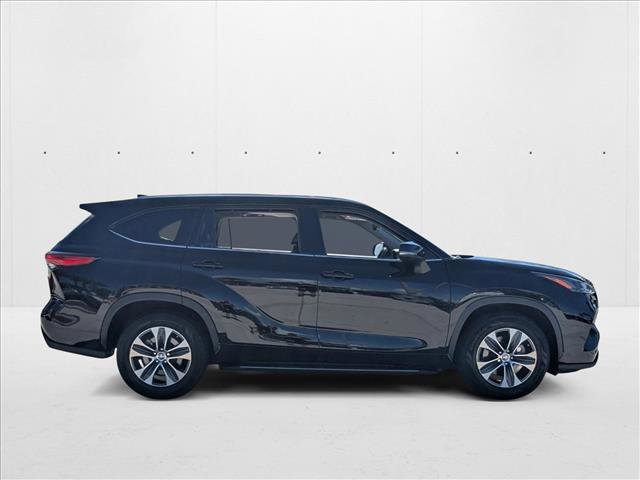 Used 2022 Toyota Highlander XLE image 4