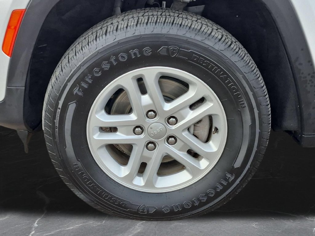 Used 2024 Jeep Grand Cherokee Laredo AWD/4WD image 31
