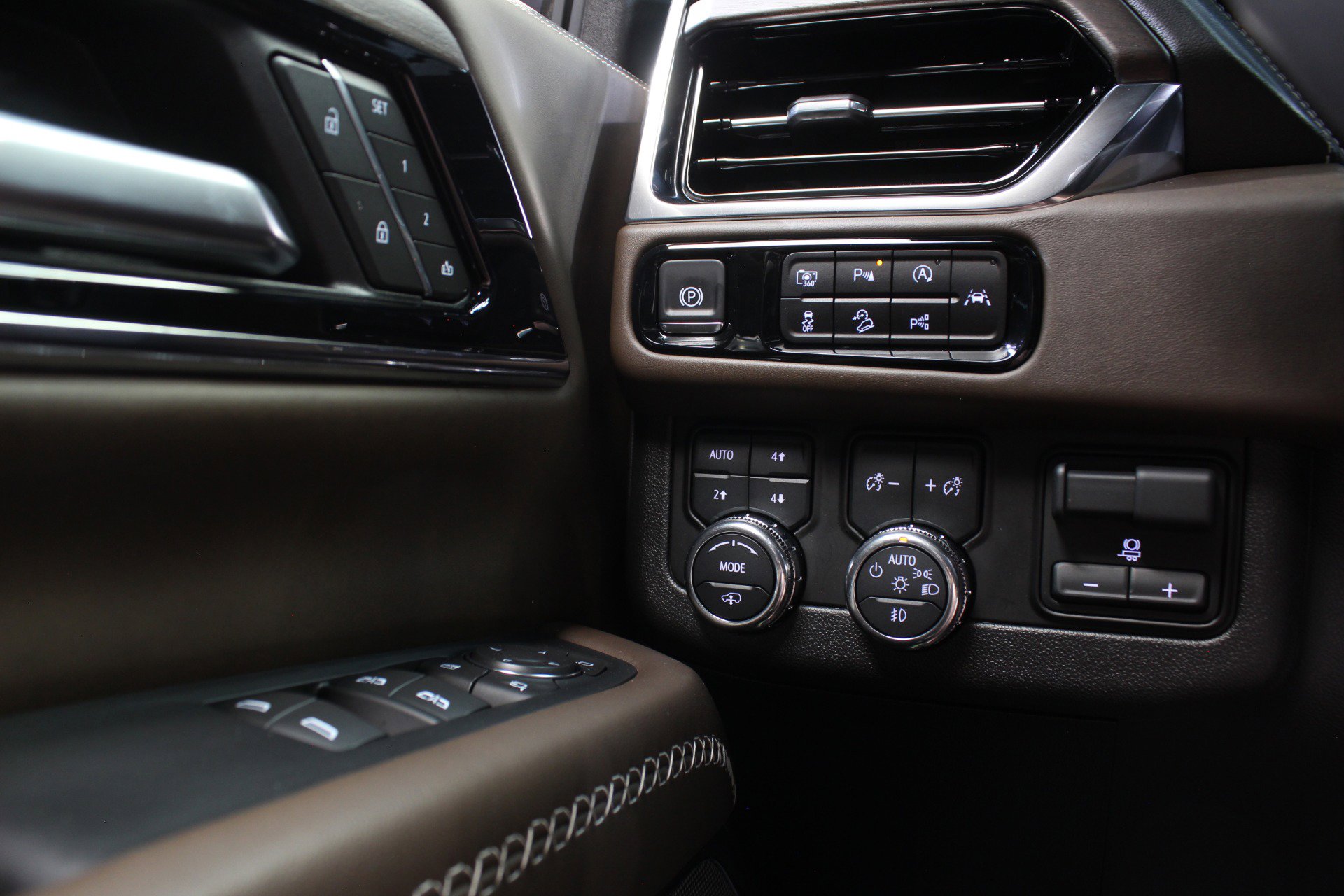 Used 2025 GMC Yukon Denali Ultimate w/ LPO, Floor Liner Package AWD/4WD image 68