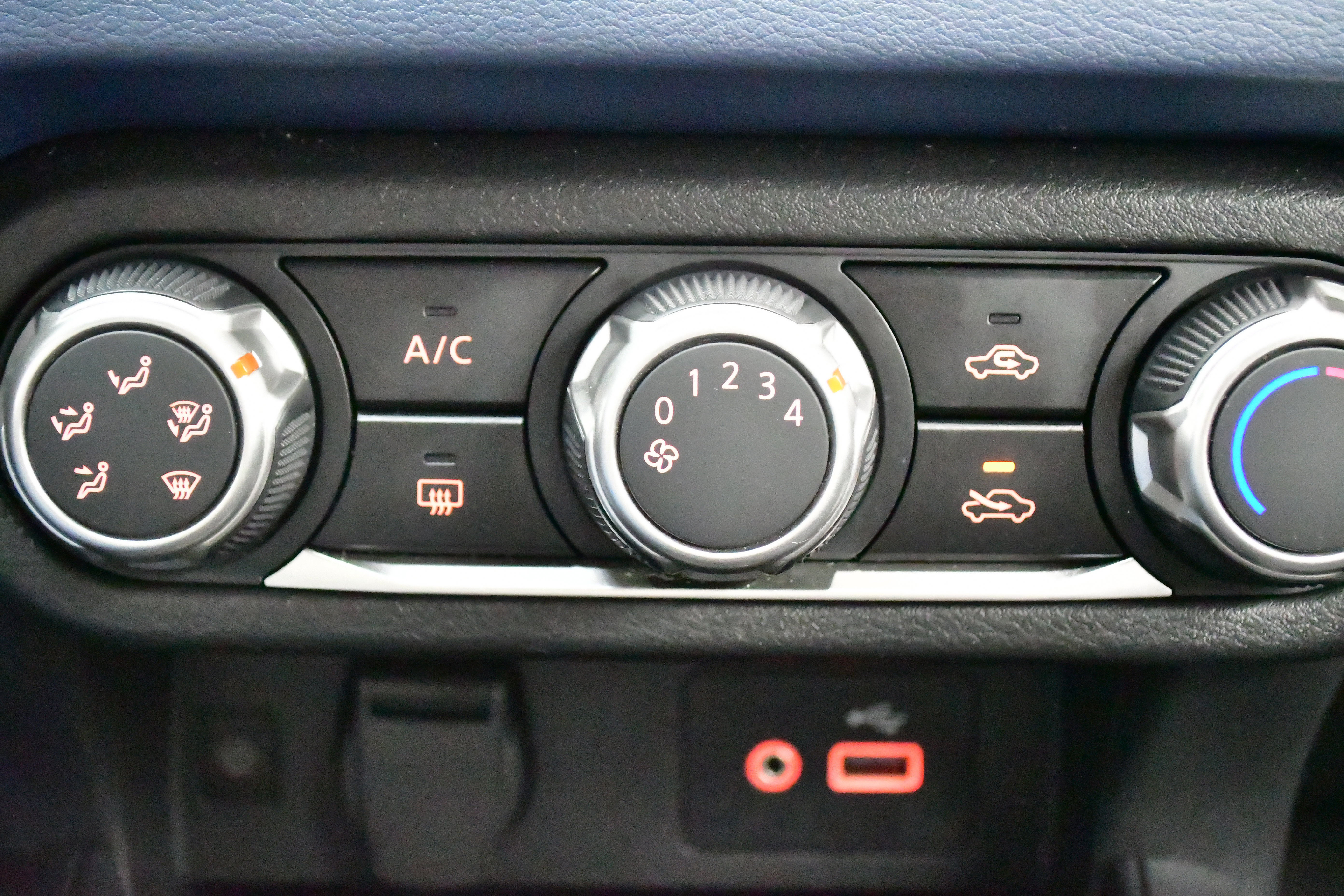 Used 2025 Nissan Versa SV image 47