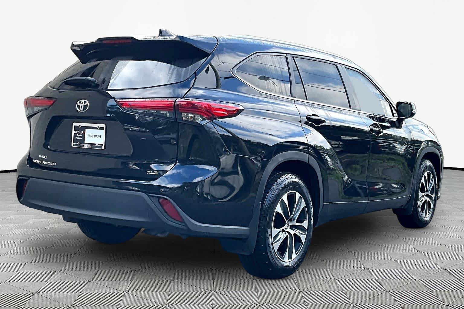 Used 2023 Toyota Highlander XLE FWD image 13