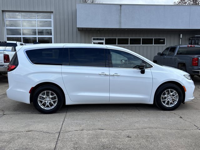 New 2026 Chrysler Pacifica Select image 2