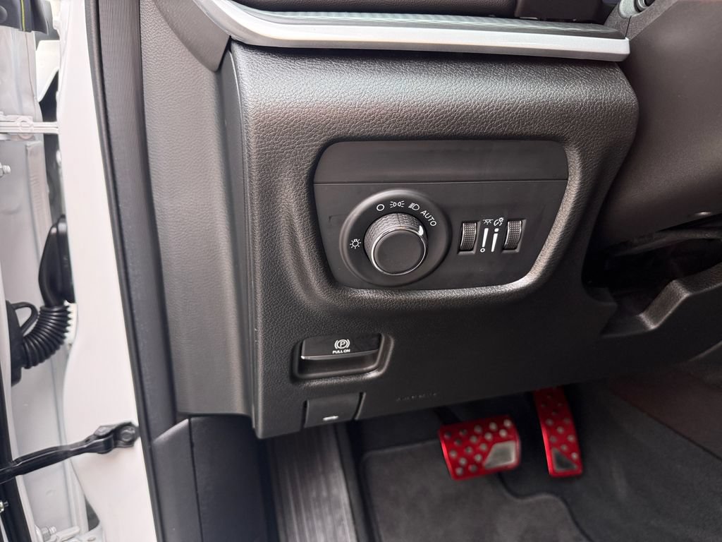 Used 2025 Jeep Grand Cherokee Altitude RWD image 17