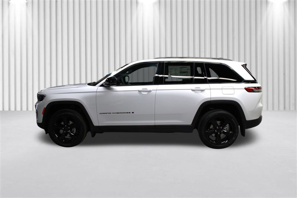 New 2025 Jeep Grand Cherokee Altitude image 7