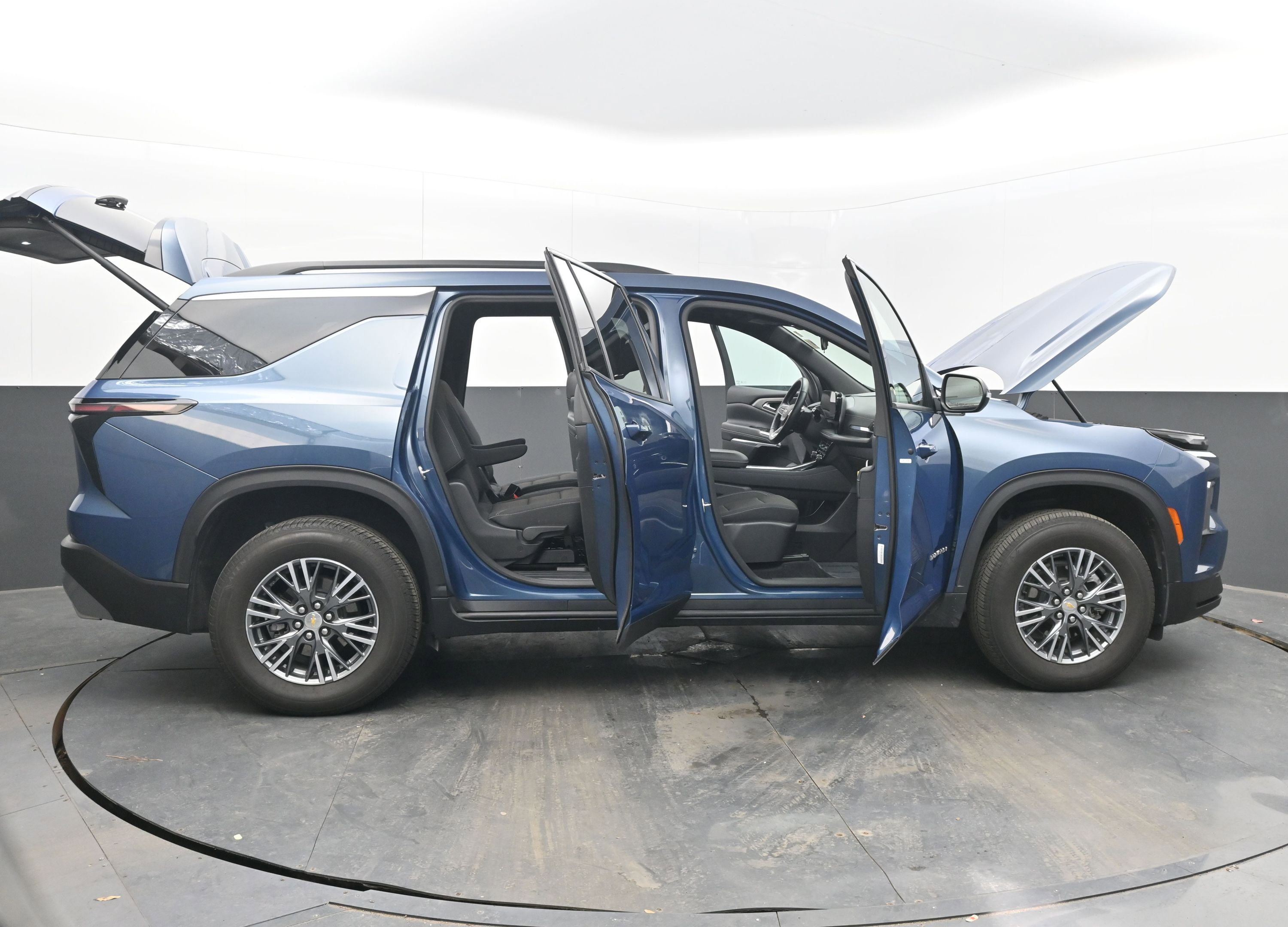 Used 2025 Chevrolet Traverse LT image 47