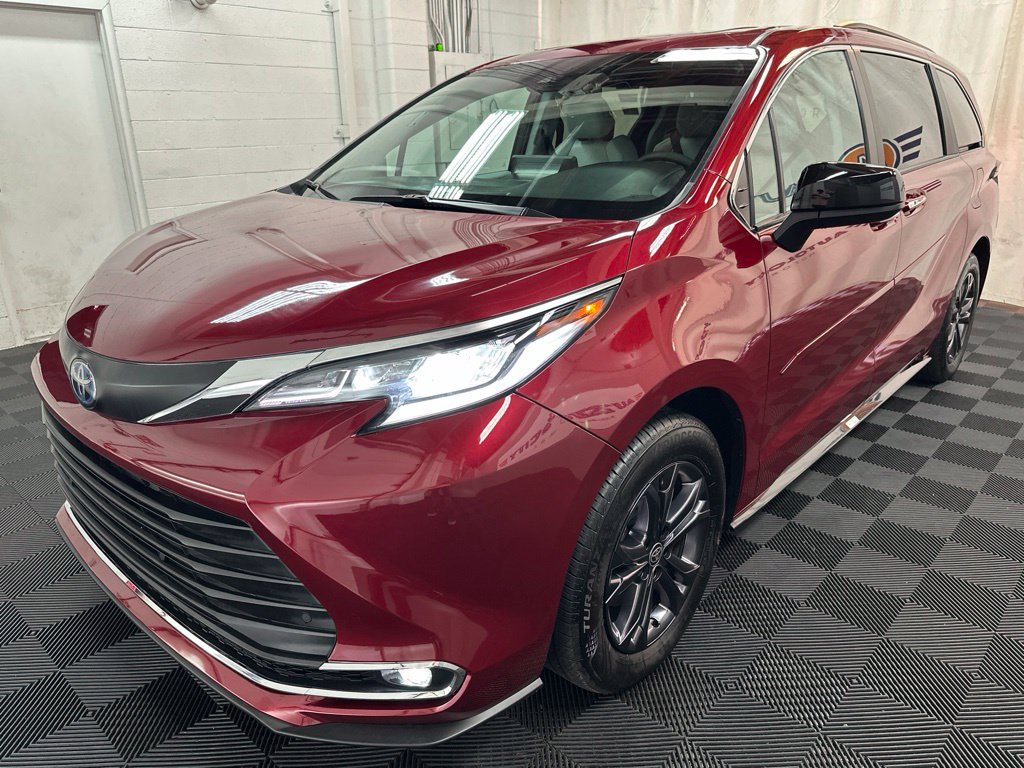Used 2024 Toyota Sienna XSE w/ XSE Plus Package AWD/4WD image 4