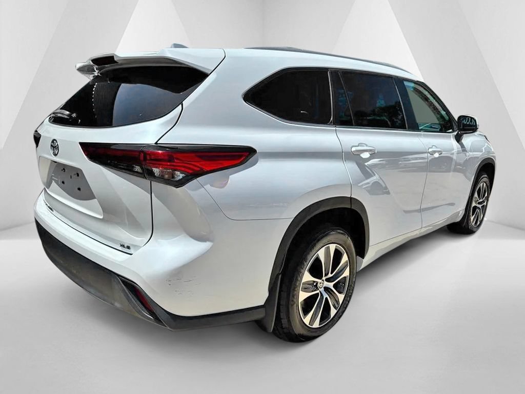 Used 2023 Toyota Highlander XLE FWD image 7