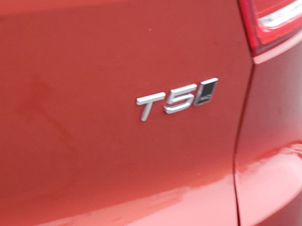 Used 2021 Volvo XC40 T5 Momentum w/ Climate Package image 8