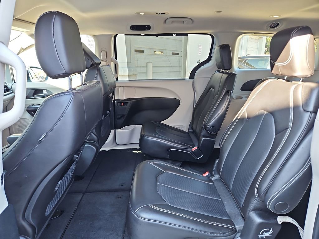 Used 2023 Chrysler Pacifica Touring-L image 26