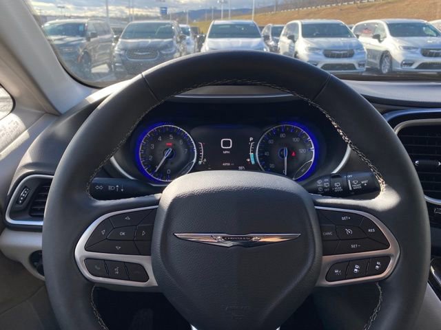 Used 2024 Chrysler Pacifica Touring-L image 15