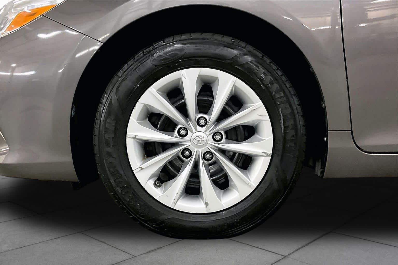Used 2017 Toyota Camry LE FWD image 11