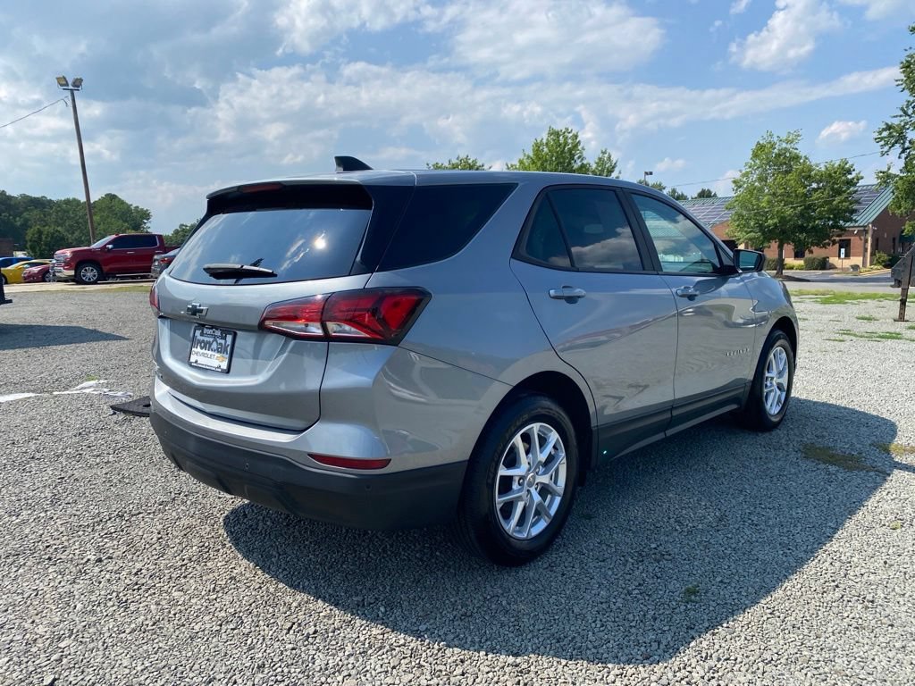 Used 2024 Chevrolet Equinox LS w/ LS Convenience Package FWD image 3