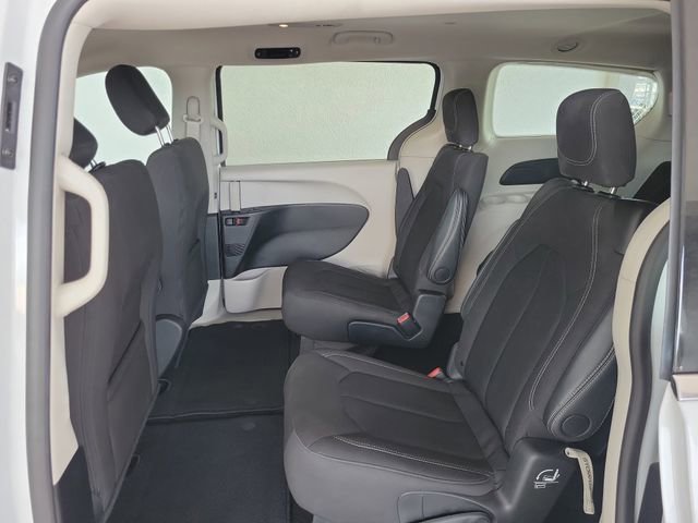 Used 2024 Chrysler Voyager LX image 21